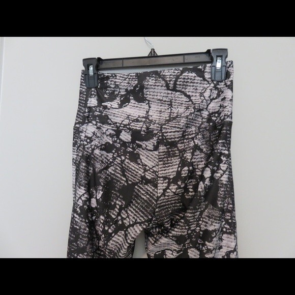 Onzie Leggings Black White Pattern Abstract Full Length Womens Workout Small - Picture 5 of 7